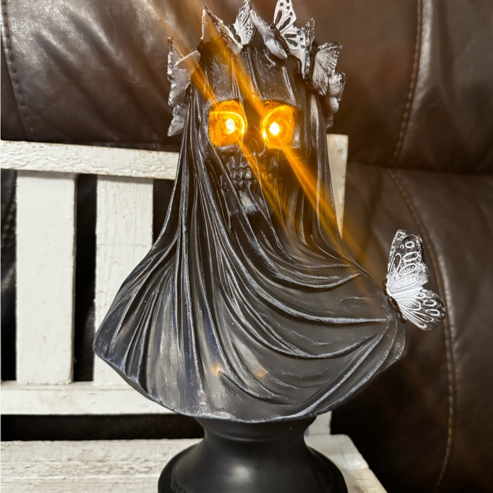 Mystical Gray and Black Sculpture skullwith LED Eyes Halloween decor